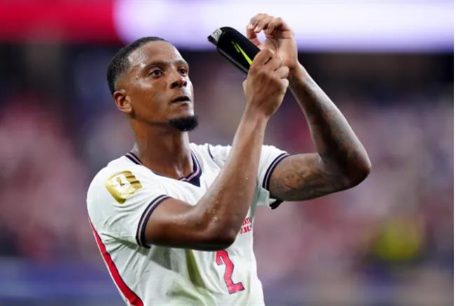 Arsenal nối lại đàm phán với Aston Villa vụ Ezri Konsa