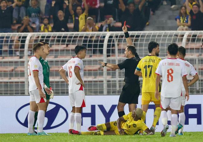 Lý do Patrik Lê Giang không bị phạt thẻ đỏ trước Malaysia