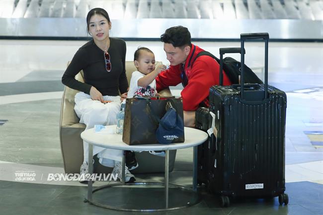 Tuyển Việt Nam hạ cánh Suvarnabhumi, Văn Lâm có hành động tình cảm