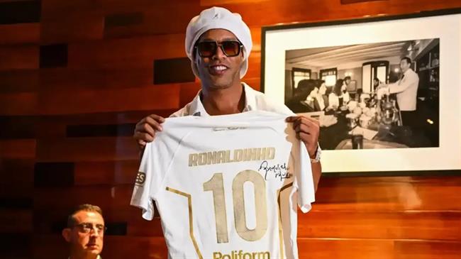 Ronaldinho ra mắt đội bóng mới tại Italia ở tuổi 46