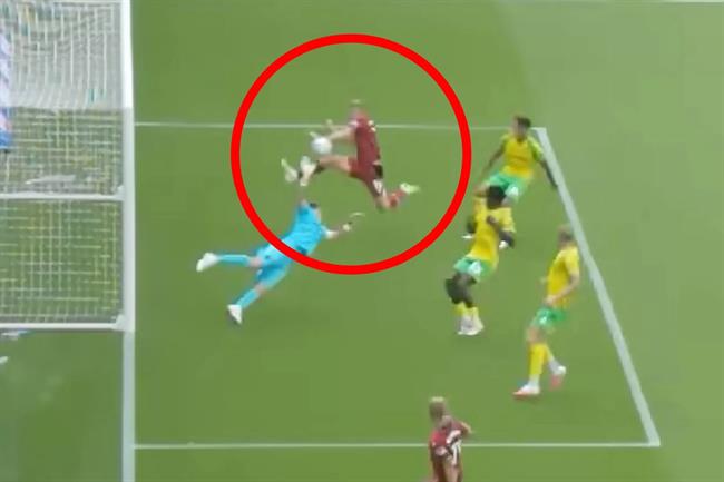 Tiền đạo West Brom nhận án treo giò vì lừa trọng tài thành công 1