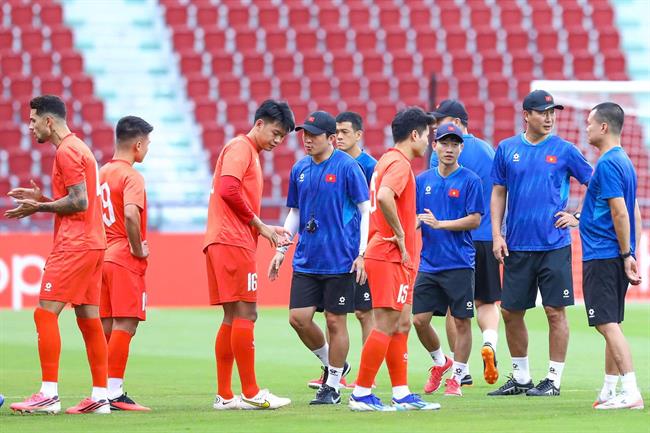 Thành Chung nhận lời dặn dò trước trận gặp Thái Lan