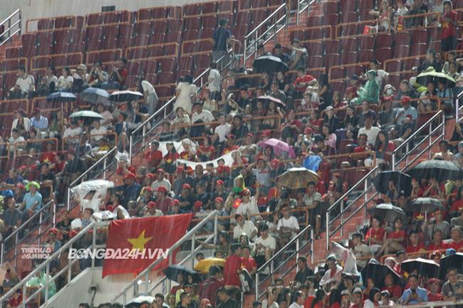 Hơn 3000 CĐV Việt Nam “nhuộm đỏ” Rajamangala