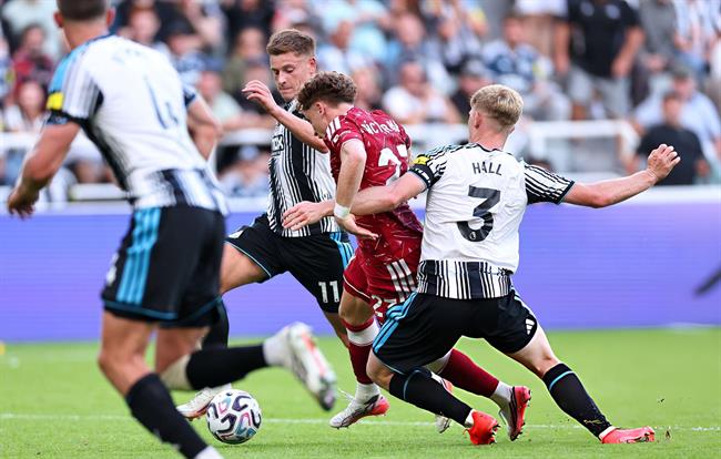 HLV Newcastle bức xúc với quả penalty cuối trận đấu Liverpool 1 HLV Newcastle bức xúc với quả penalty cuối trận đấu Liverpool 1