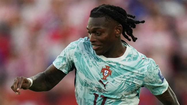 Aston Villa hỏi mua Rafael Leao thay Watkins
