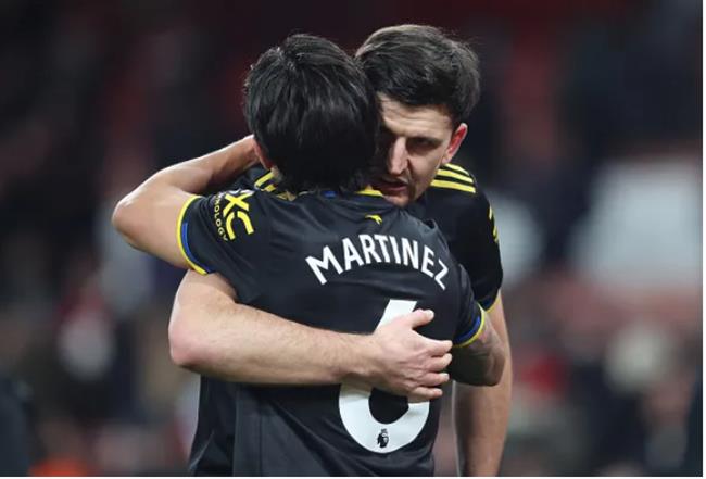 Harry Maguire phải chơi bên cạnh Lisandro Martinez ở MU