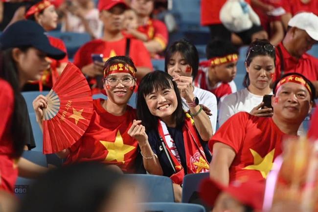 CĐV đặc biệt của Thái Lan thỏa ước mơ gặp Đình Bắc tại Hà Nội