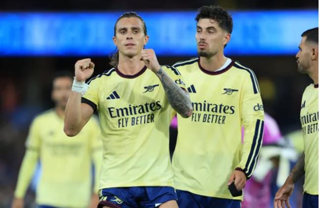 Gary Neville và Jamie Carragher đưa Riccardo Calafiori lên mây