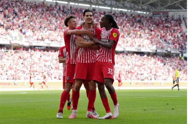 Sao Freiburg có câu trả lời cho MU và Tottenham