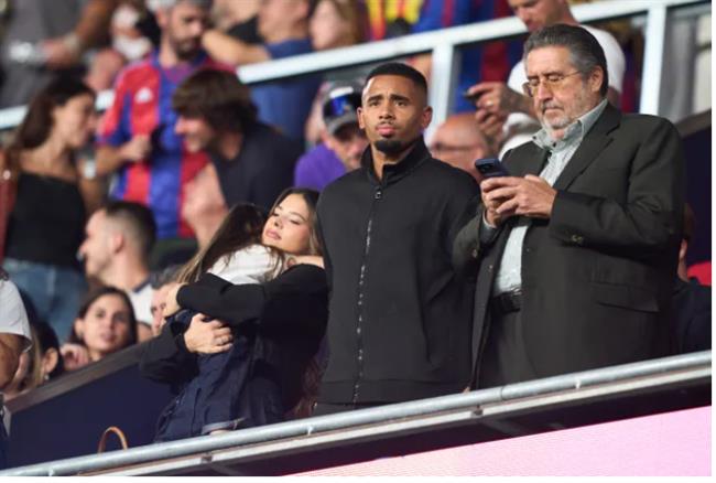 HLV Barca ngạc nhiên về thương vụ Gabriel Jesus
