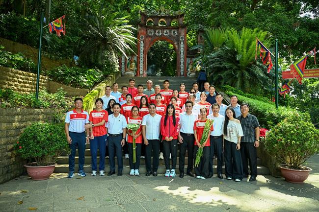 ĐT điền kinh Việt Nam dâng hương trước thềm ASIAD 20