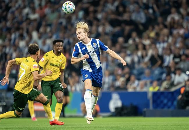 Mục tiêu chuyển nhượng của MU và Arsenal phải nhập viện khẩn cấp