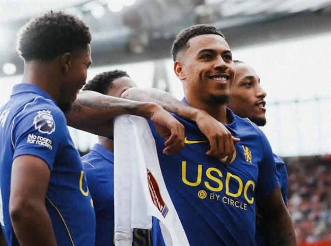 Morgan Rogers động viên Chelsea sau trận thua Arsenal