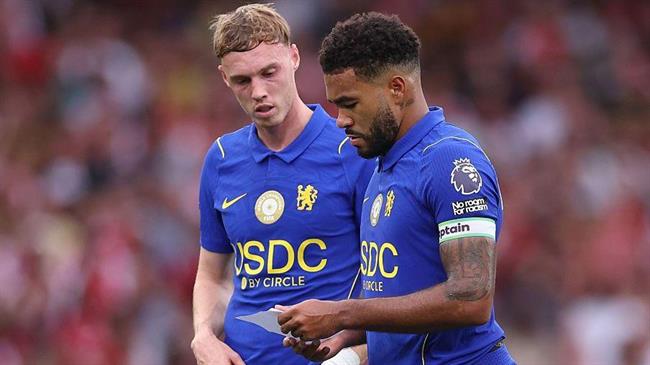 Neville tin Chelsea cán đích trong top 3 dù hàng thủ mong manh