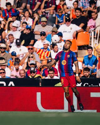 Gabriel Jesus hạnh phúc với màn ra mắt Barcelona 1
