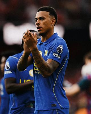 Morgan Rogers động viên Chelsea sau trận thua Arsenal 1