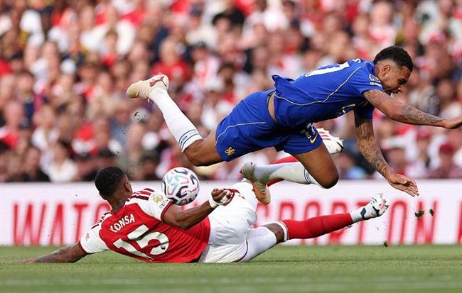 Huyền thoại Arsenal hết lời khen ngợi Ezri Konsa