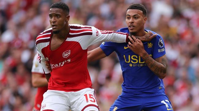 Konsa thích thú với pha tắc bóng hạ Rogers ở trận thắng Chelsea