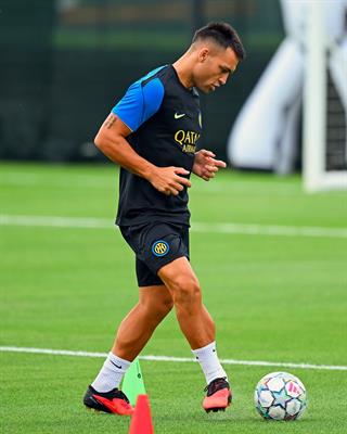 Lautaro Martinez sẵn sàng cho màn đối đầu Mbappe 1