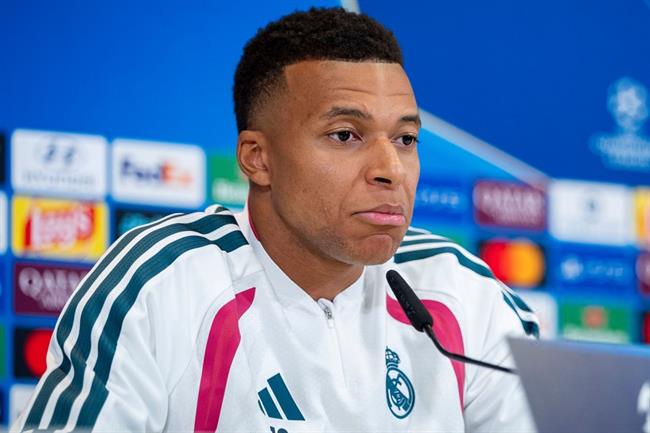 Phản ứng của Mbappe khi bị chê phòng ngự kém