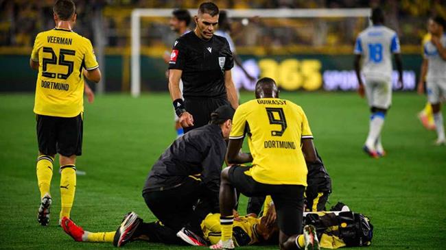 Sao trẻ Dortmund nhập viện sau khi đổ gục ở trận gặp Villarreal