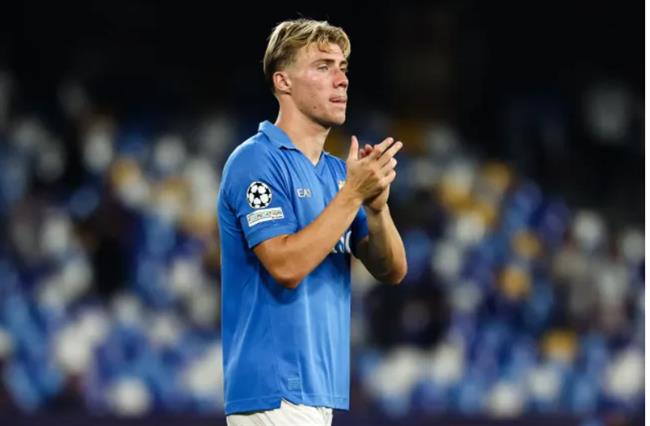 Rasmus Hojlund đưa Ezri Konsa lên mây