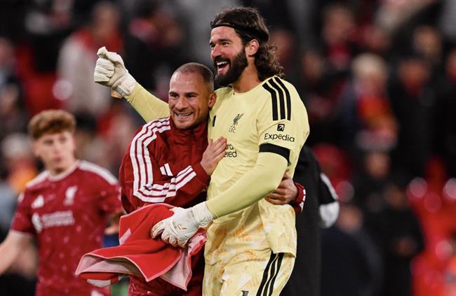 Alisson bị phạt vì đá bảng thay người sau trận Liverpool