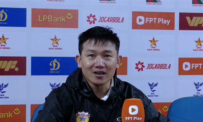 HLV Phan Như Thuật vui mừng sau trận thắng đầu tay tại V.League 2026/27