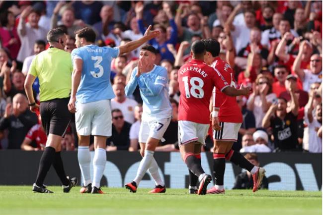 Wayne Rooney và Gary Neville bất đồng về thẻ đỏ của Phil Foden