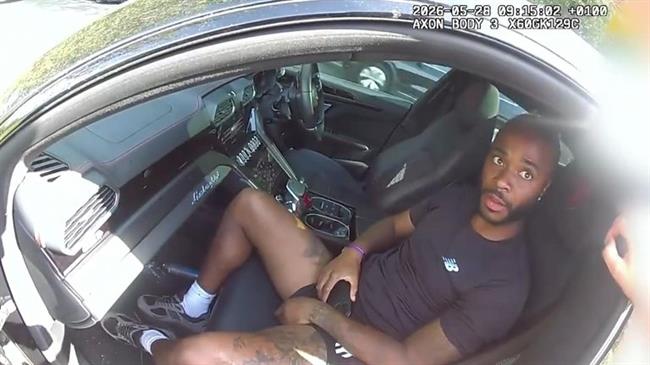 Khoảnh khắc Raheem Sterling bị bắt vì lái xe nguy hiểm Khoanh khac Raheem Sterling bi bat vi lai xe nguy hiem