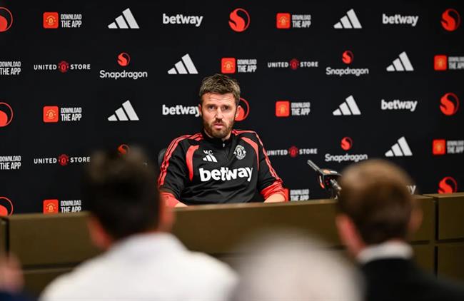 HLV Michael Carrick lên tiếng về việc MU để lọt lưới quá nhiều 