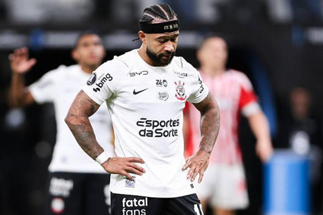 Xavi thừa nhận khó khăn khi phải loại Memphis Depay