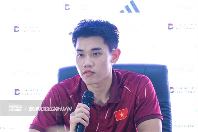 Đình Bắc hạnh phúc trong lần đầu đeo băng đội trưởng ĐT Việt Nam