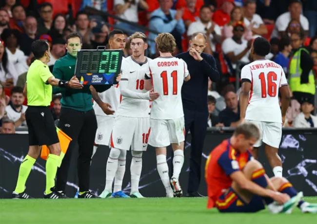 Anthony Gordon đáp trả những chỉ trích nhắm vào Thomas Tuchel