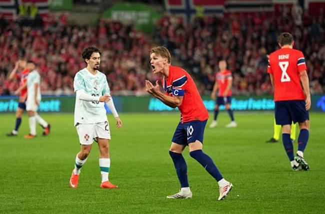 Odegaard nổi giận với Bernardo Silva sau pha vào bóng gây tranh cãi