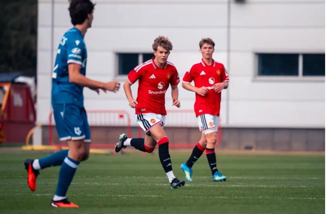 Jacey Carrick thi dau trong tran giao huu kin cua MU.