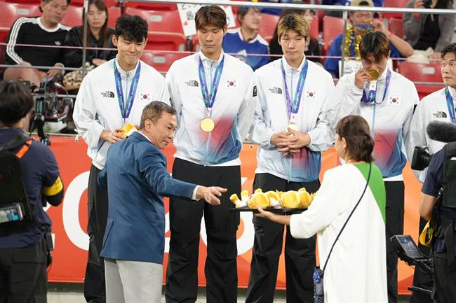 Khoảnh khắc đáng chú ý của Chủ tịch VFF ở chung kết ASIAD 2026
