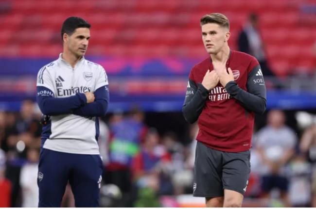Teddy Sheringham: “Viktor Gyokeres chơi bóng như một đứa trẻ”