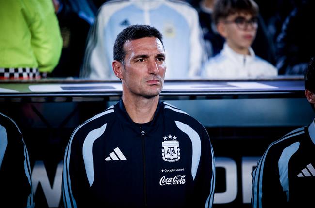 HLV Scaloni bật khóc trong ngày chia tay Messi