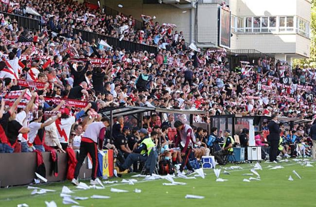 Trận đấu ở La Liga bị hoãn vì CĐV ném máy bay giấy