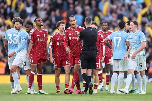 Iraola khẳng định Gravenberch không đáng nhận thẻ đỏ trước Man City