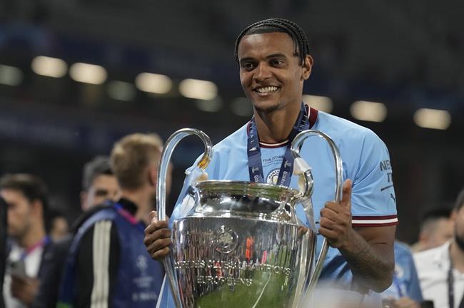 Akanji hy vọng không bị tước các danh hiệu cùng Man City