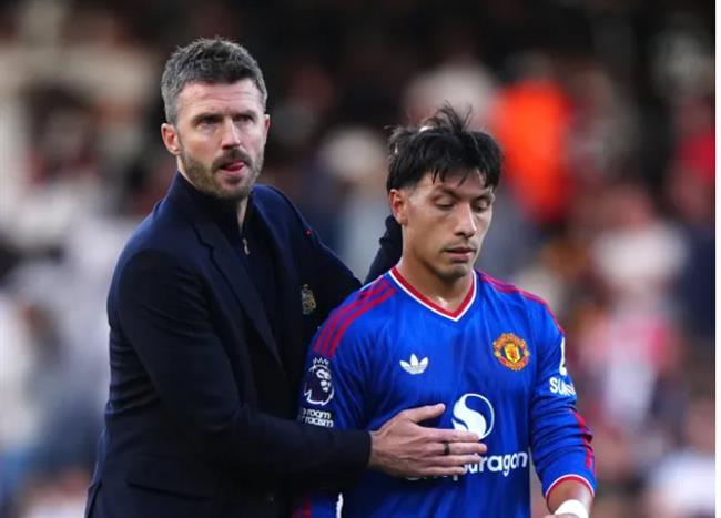 HLV Daniel Farke bảo vệ Michael Carrick