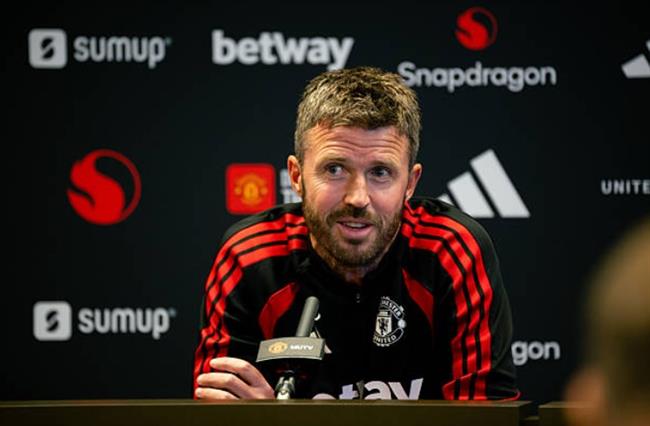 Carrick phớt lờ sức ép về tương lai tại Man United