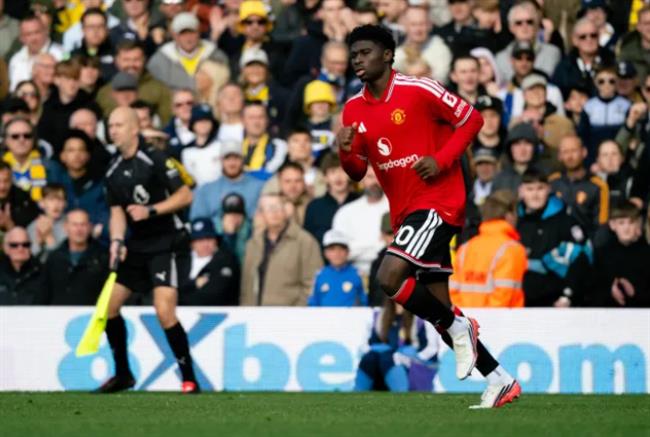 Gary Neville khen ngợi tân binh Carlos Baleba