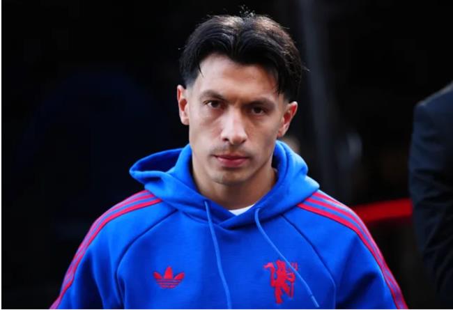 Michael Carrick bị chỉ trích vì sử dụng Lisandro Martinez