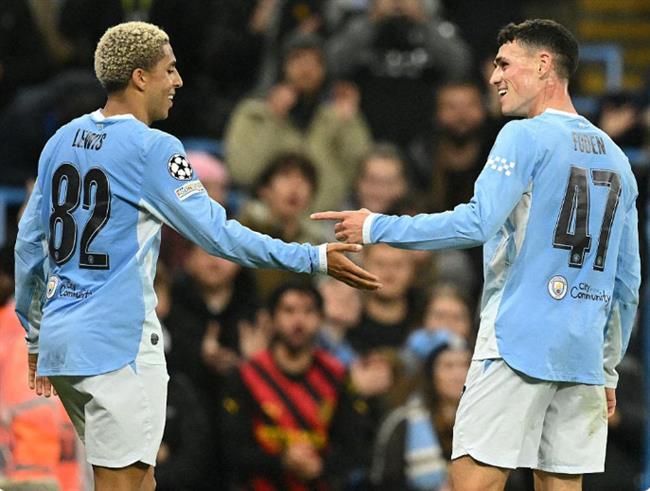 Phil Foden thích thú khi được đá tiền đạo ảo