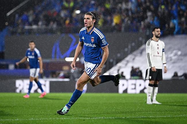 Fabregas nhắc nhở cầu thủ Como nương tay với MU