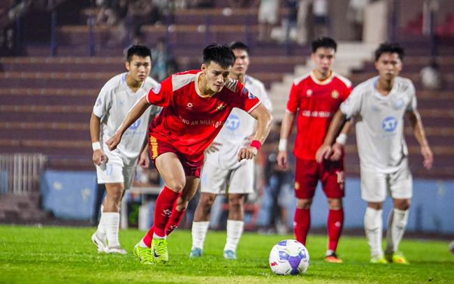 Sao U23 Việt Nam giúp CAND thắng sát nút đội cuối bảng 
