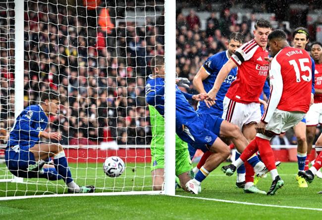 Arsenal chấm dứt chuỗi 13 trận không ghi bàn từ các tình huống cố định